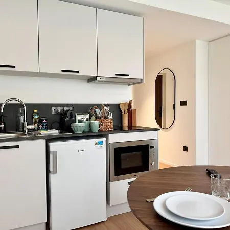 Apartment We Live Sharies - B203 *